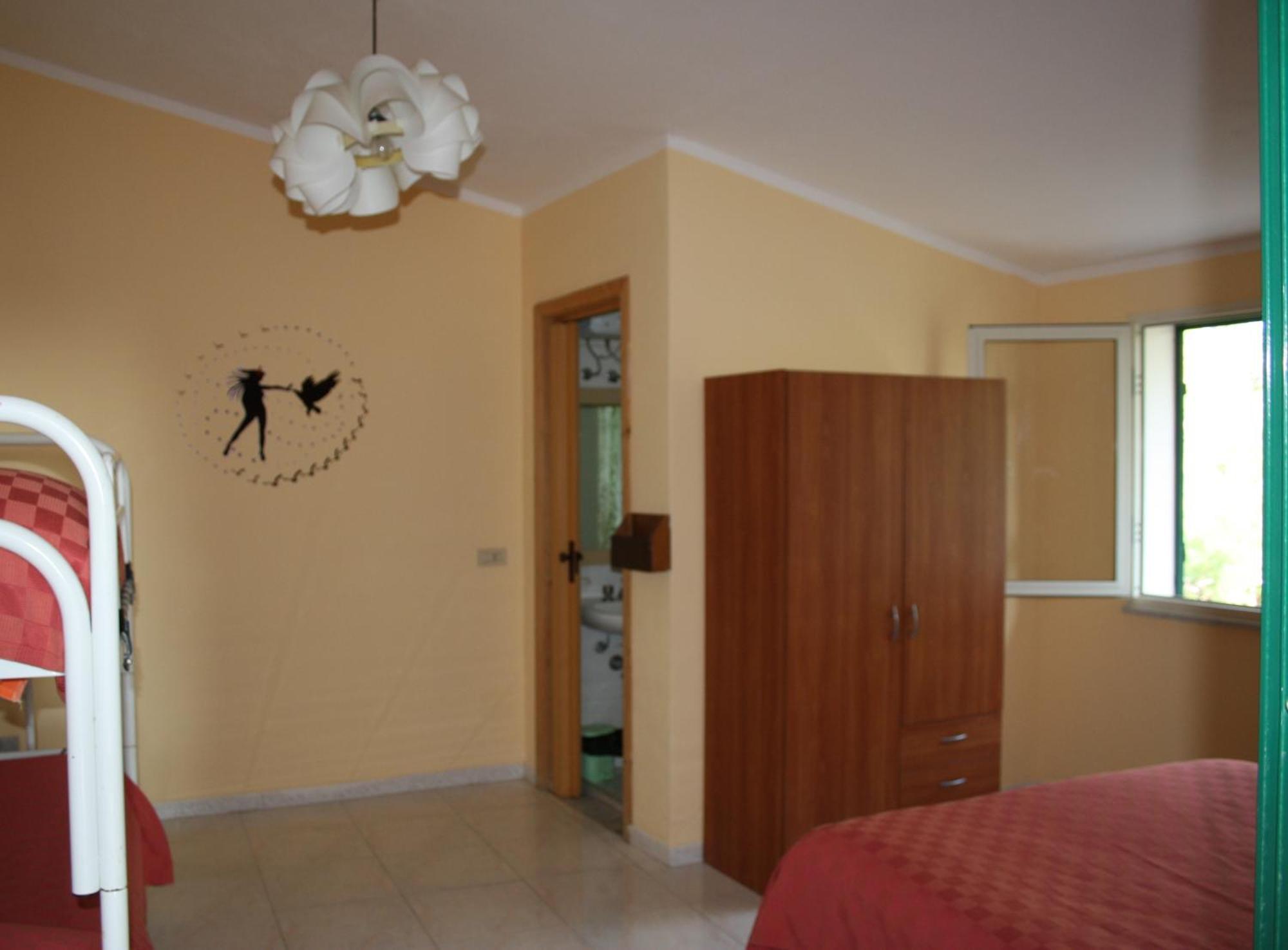 Camere & Case Vacanze Lo Scoglio Кастель-ді-Туза Екстер'єр фото
