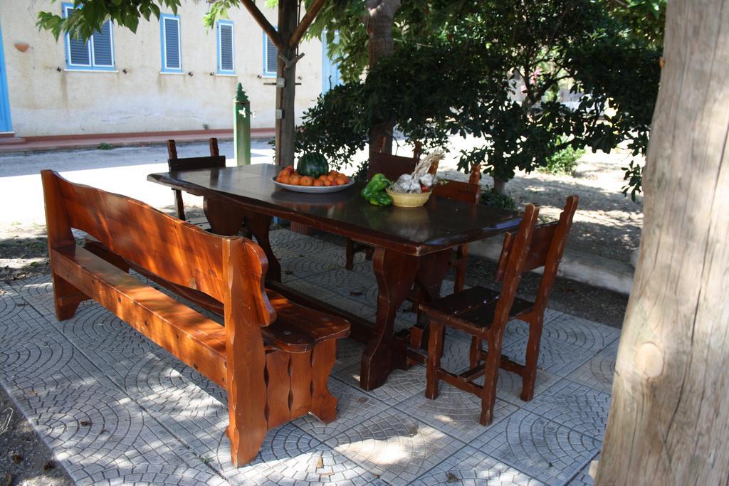 Camere & Case Vacanze Lo Scoglio Кастель-ді-Туза Екстер'єр фото