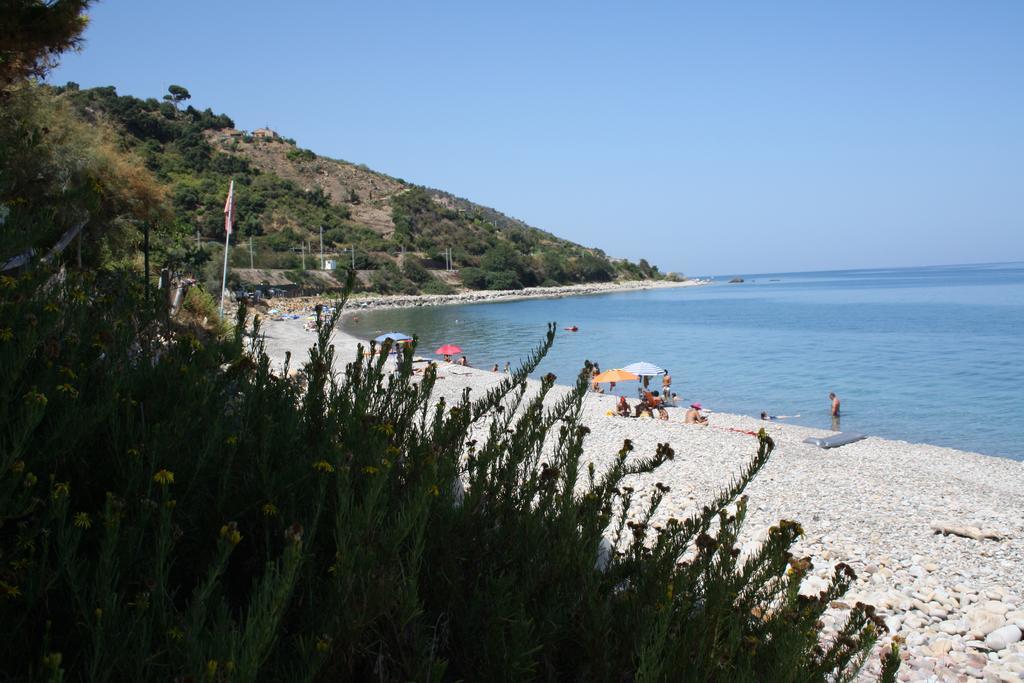 Camere & Case Vacanze Lo Scoglio Кастель-ді-Туза Екстер'єр фото