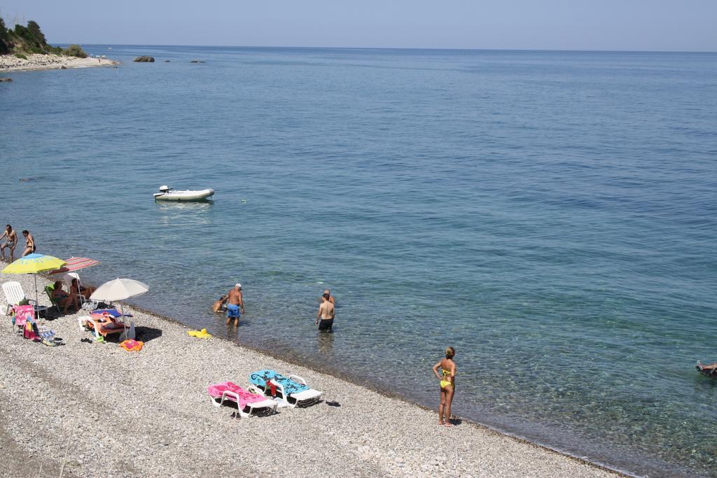 Camere & Case Vacanze Lo Scoglio Кастель-ді-Туза Екстер'єр фото