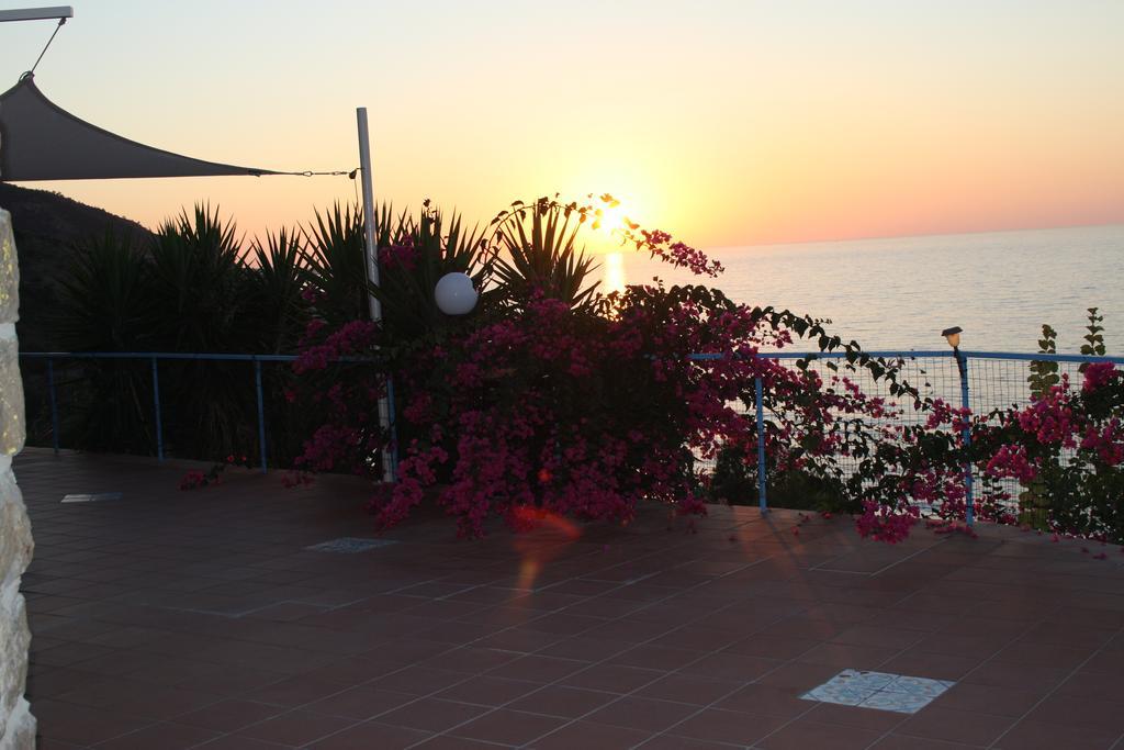Camere & Case Vacanze Lo Scoglio Кастель-ді-Туза Екстер'єр фото