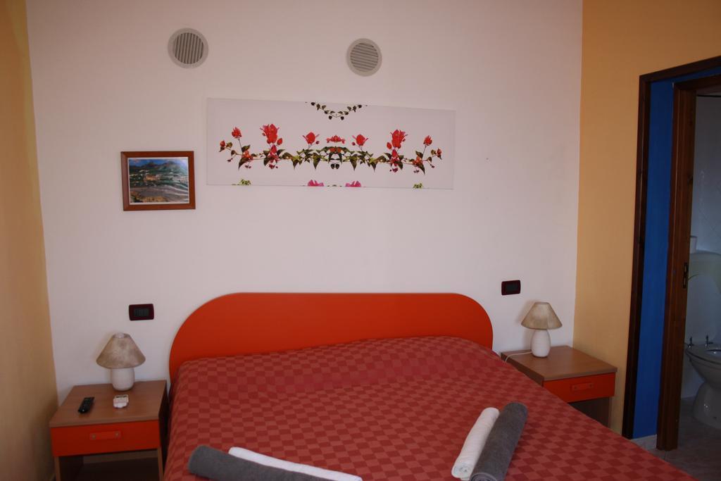 Camere & Case Vacanze Lo Scoglio Кастель-ді-Туза Екстер'єр фото
