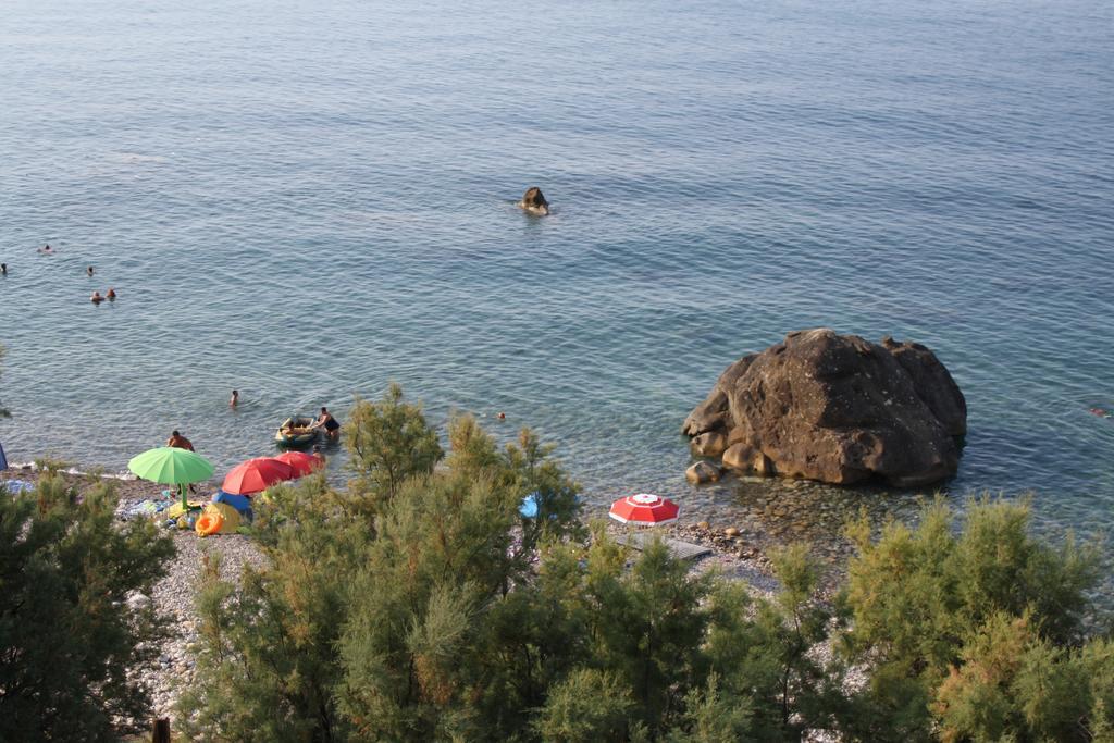 Camere & Case Vacanze Lo Scoglio Кастель-ді-Туза Екстер'єр фото