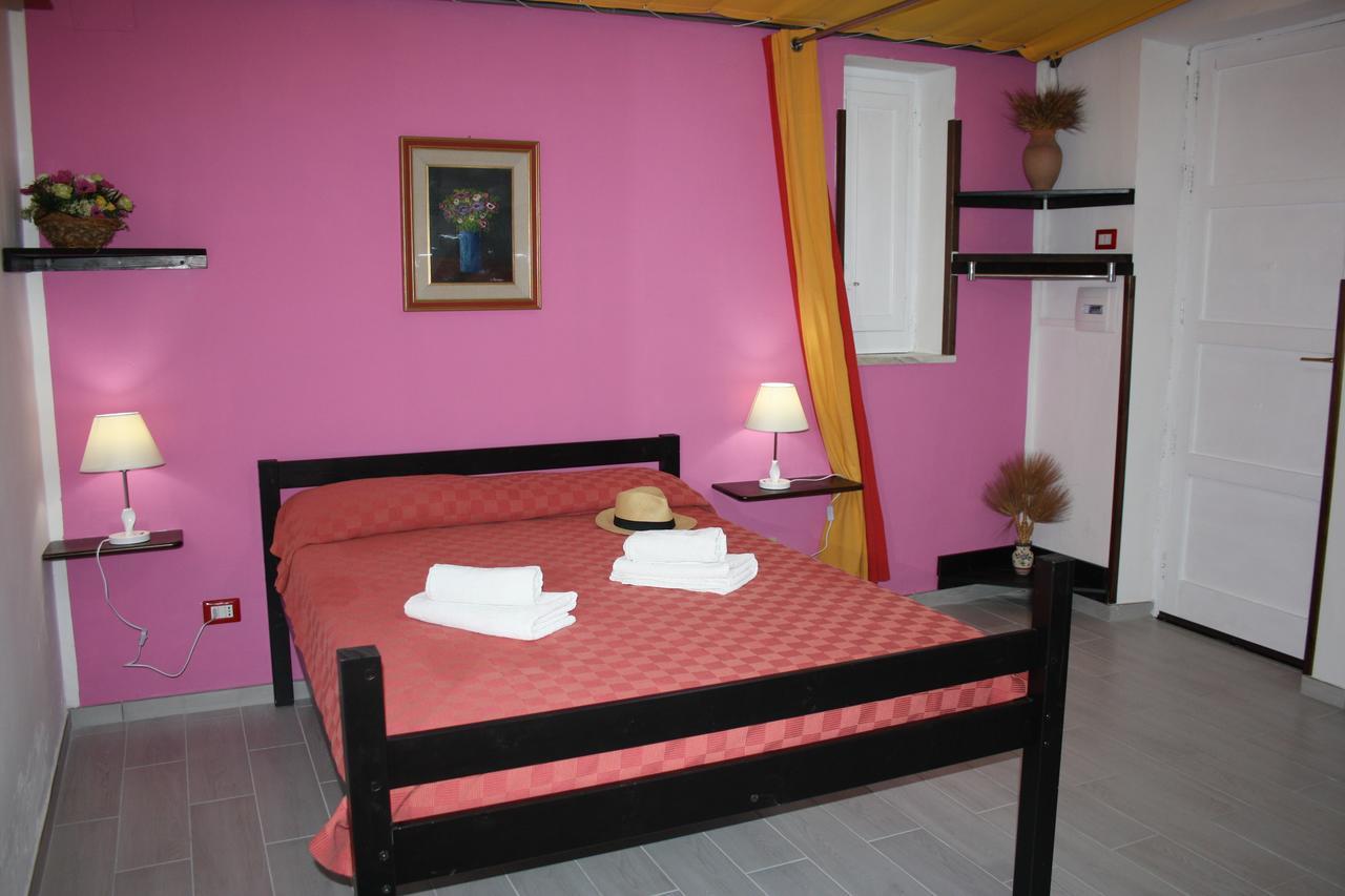 Camere & Case Vacanze Lo Scoglio Кастель-ді-Туза Екстер'єр фото