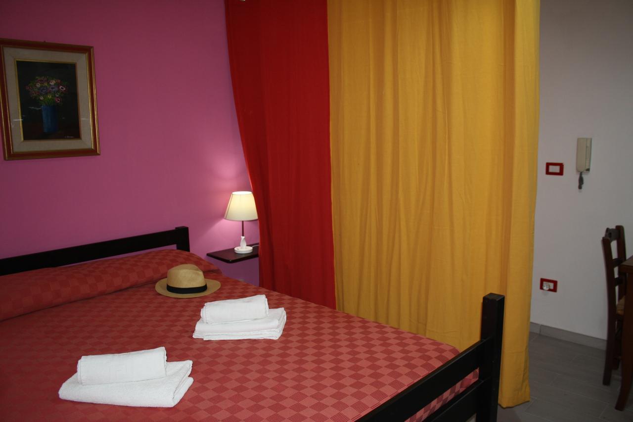 Camere & Case Vacanze Lo Scoglio Кастель-ді-Туза Екстер'єр фото