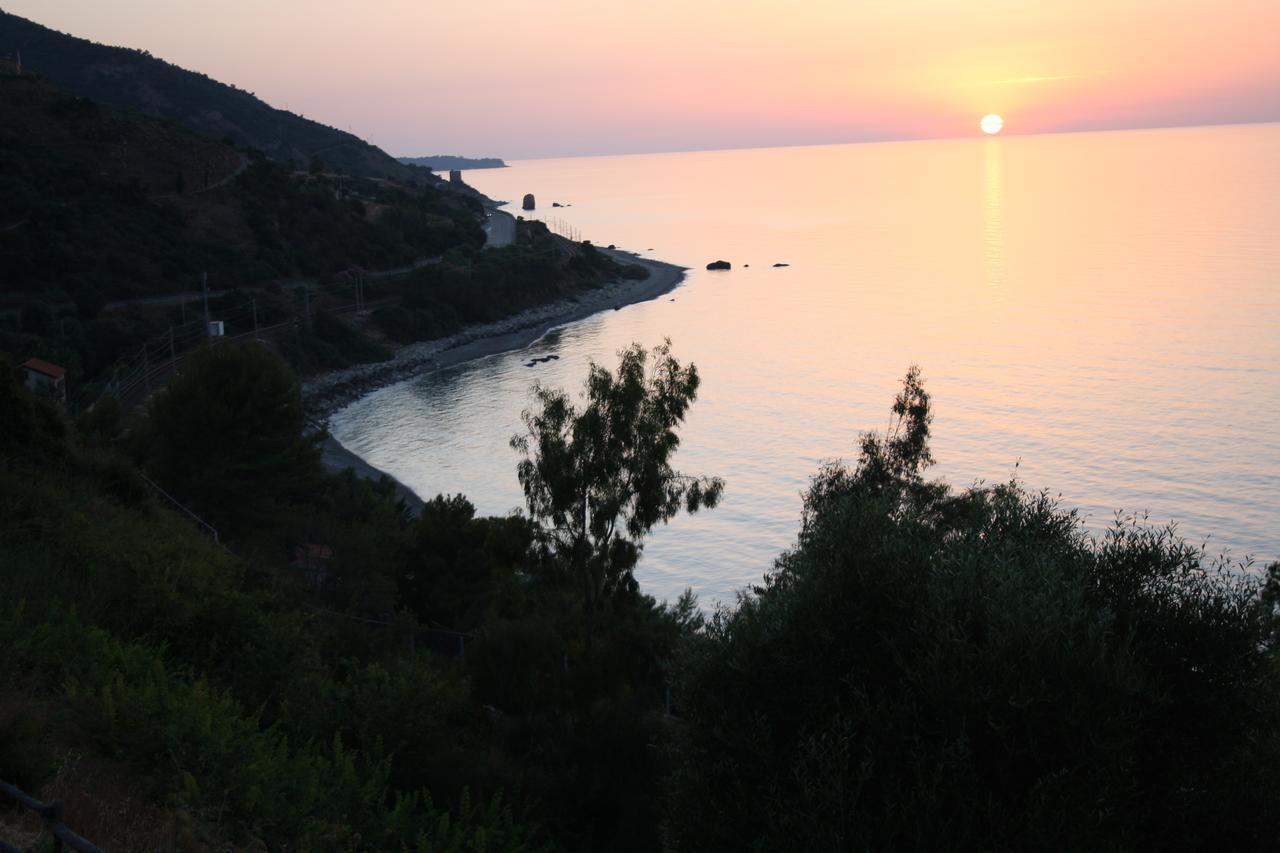 Camere & Case Vacanze Lo Scoglio Кастель-ді-Туза Екстер'єр фото