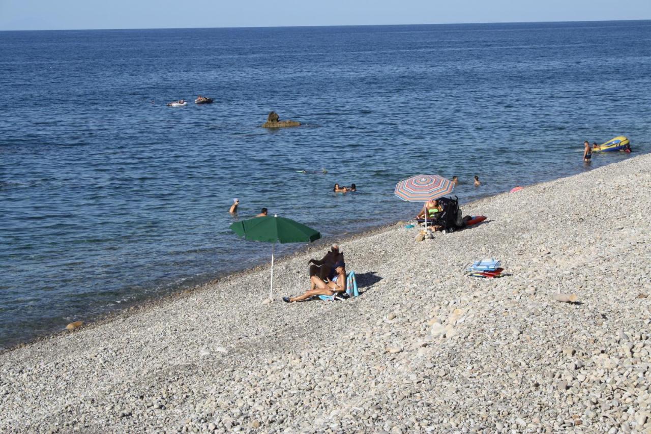 Camere & Case Vacanze Lo Scoglio Кастель-ді-Туза Екстер'єр фото