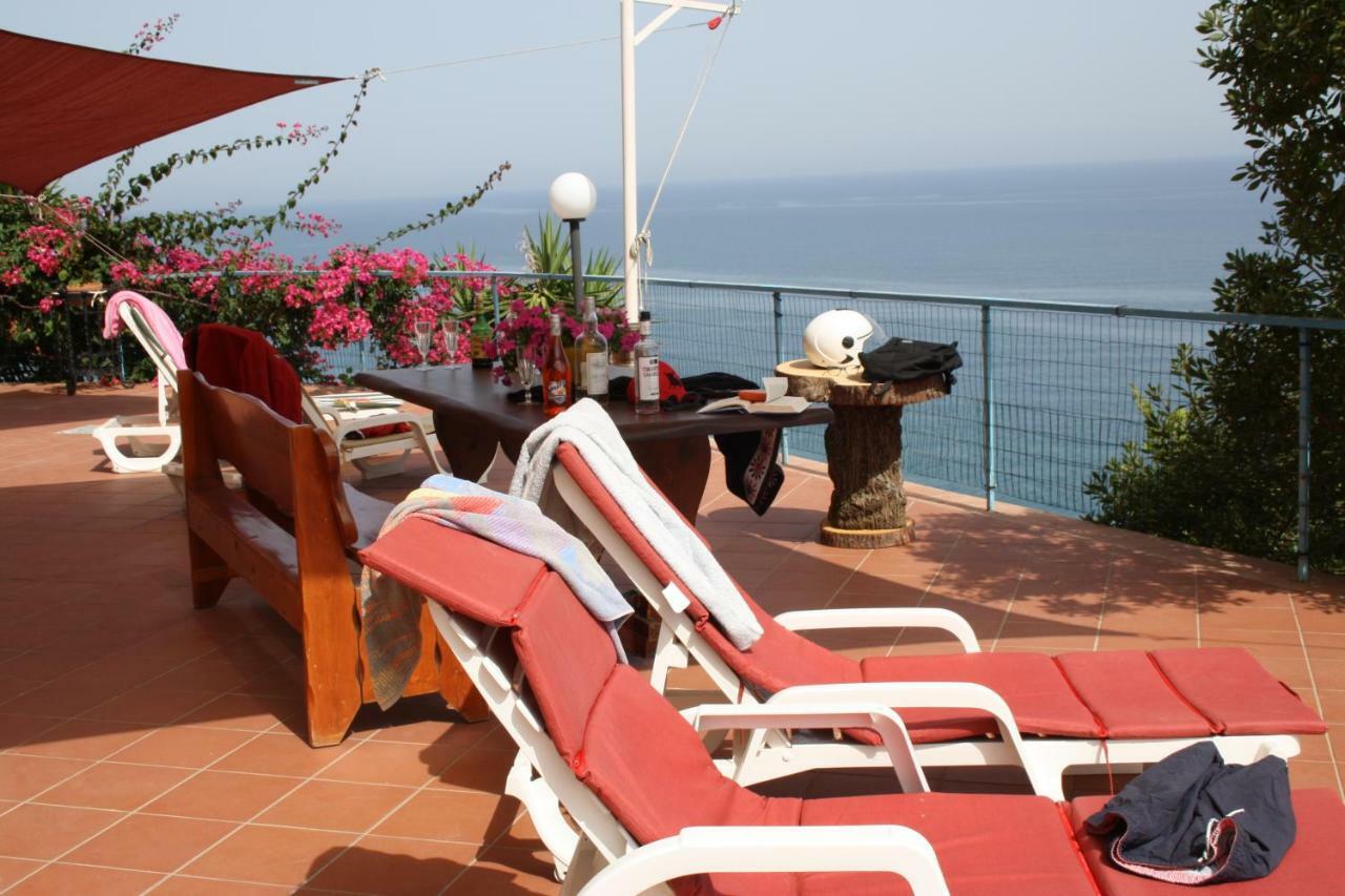 Camere & Case Vacanze Lo Scoglio Кастель-ді-Туза Екстер'єр фото