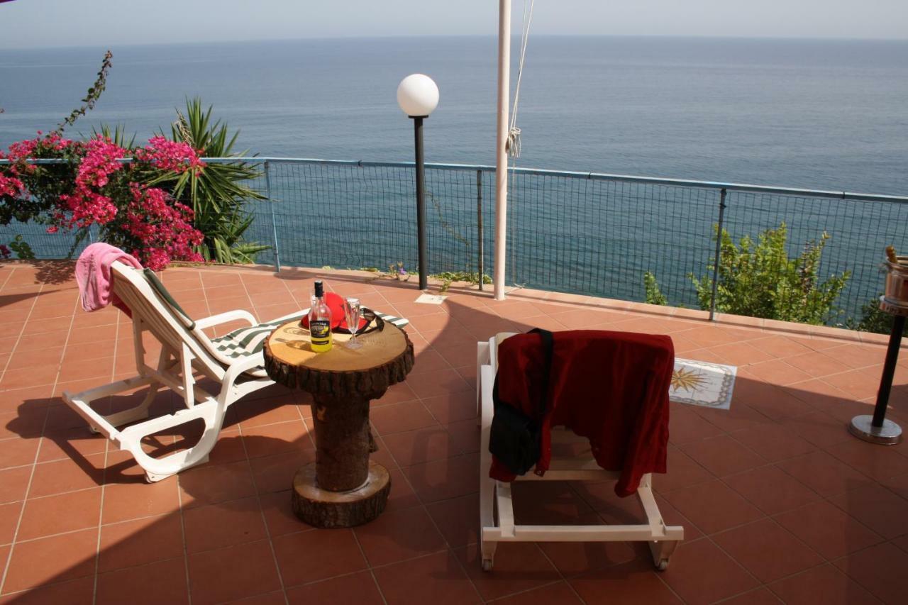 Camere & Case Vacanze Lo Scoglio Кастель-ді-Туза Екстер'єр фото